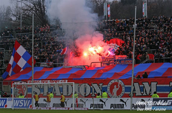 In der vergangenen Saison waren in Wuppertal neben Pyrotechnik auch Konfetti und Klorollen verboten. In der kommenden Saison nur also Doppelhalter.<br />    <button type=
