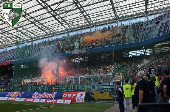 Die verdächtigen Personen sollen zuvor beim Rapid-Spiel in Salzburg gewesen sein.<br />Bild. www.tornadosrapid.at“><figcaption>Die verdächtigen Personen sollen zuvor beim Rapid-Spiel in Salzburg gewesen sein.<br />Bild. www.tornadosrapid.at</figcaption></figure>
            </div>

                    </article>

                <section class=