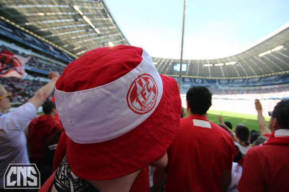 Beim Auswärtsspiel in München klebten mehrere Kölner-Fans den 1312-Schriftzug auf ihrem Shirt mit Klebeband ab.<br />    <button type=