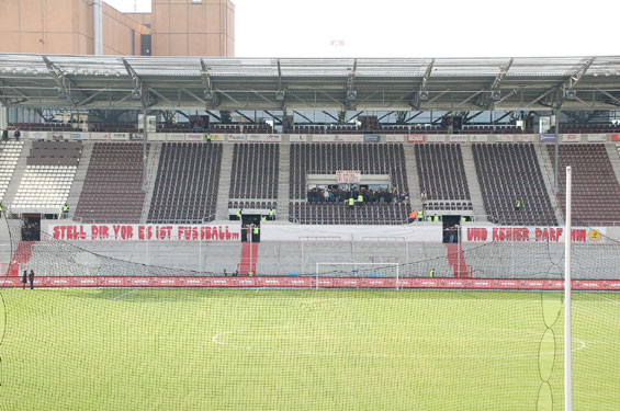 Bei Ankunft an der Südkurve wollen die St. Pauli Fans diese gemeinsam betreten.<br />    <button type=