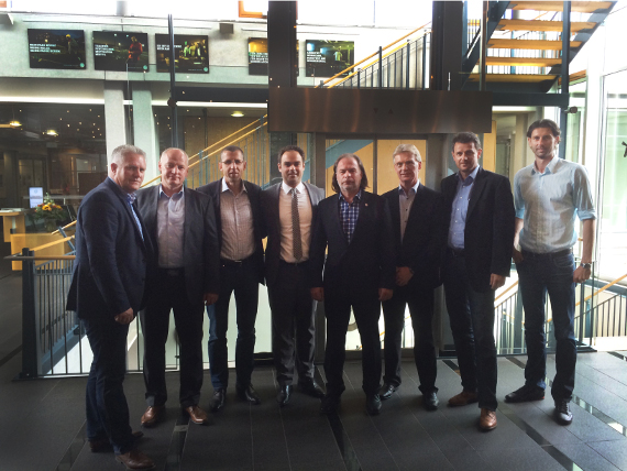 Die Vertreter der sechs Vereine beim Treffen in Frankfurt/Main (v.l.): Stephan Beutel (Sportdirektor Chemnitzer FC), Sven-Uwe Kühn (Geschäftsführer Chemnitzer FC), Alfred Hörtnagl (Sportvorstand FC Rot-Weiß Erfurt), Robert Schäfer (Geschäftsführer SG Dyna
