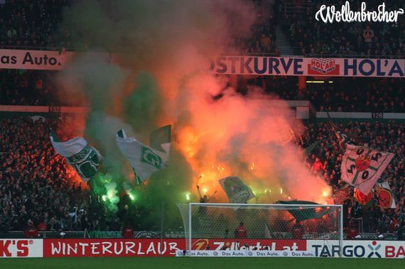 Pyroaktion der Werder-Fans beim 100. Nordderby.<br />    <button type=
