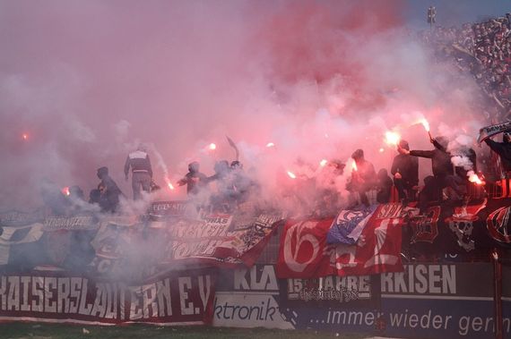 FCK-Fans in Karlsruhe: Ein Mitglied er Generation Luzifer klagte, da er nicht mitfahren durfte.<br />    <button type=