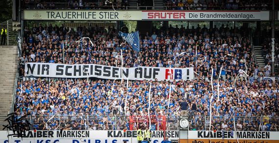 Auch die KSC-Fans protestieren gegen RB Leipzig<br />    <button type=