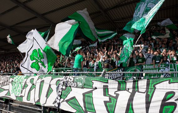 Die Szene Fürth Fahne, als sie noch in den Händen von SpVgg-Fans war. <br />    <button type=