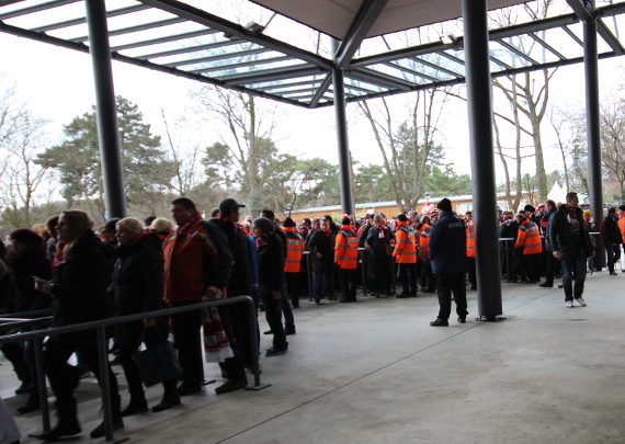 Zugang zu Stadien bald nur noch mit personalisierten Eintrittskarten?<br />    <button type=