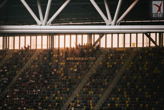 Die Ultras Braunschweig stellen sich aus Angst vor Übergriffen abseits der restlichen Braunschweiger-Fanszene, wie hier am vergangenen Wochenende in Düsseldorf.<br />    <button type=