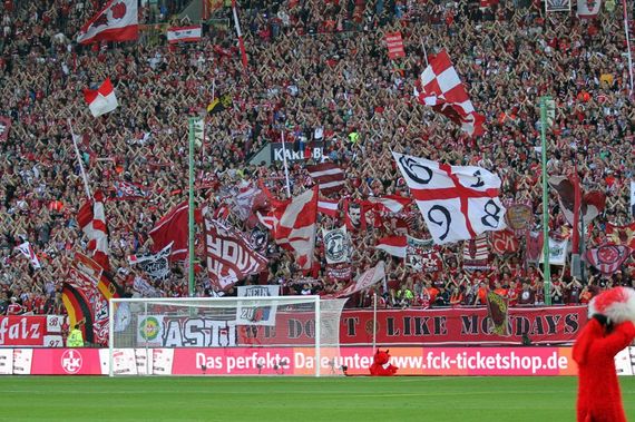 Nicht nur in Kaiserslautern sind Spielansetzungen an Wochentagen unbeliebt: We don`t like mondays Zaunfahne vor der Westkurve.<br />    <button type=