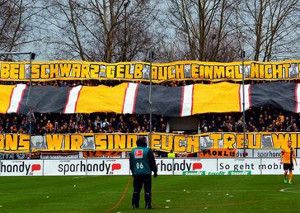 Dynamo-Fans beim Spiel in Frankfurt. Der Täter wurde schon vor Erreichen des Stadions festgenommen.<br />    <button type=