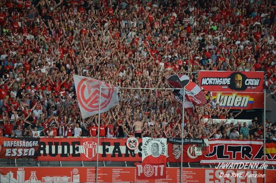 Die RWE-Fans am ersten Spieltag gegen Lotte. <br />    <button type=