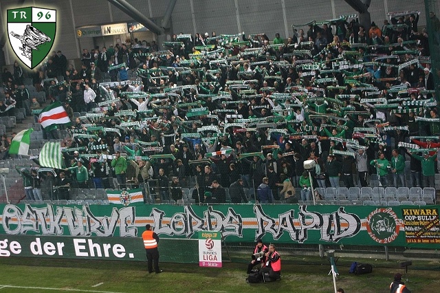 Eine polizeikritische Fahne der Lords beim Spiel vor dem Vorfall gegen Salzburg<br />Bild: TornadosRapid.at“><figcaption>Eine polizeikritische Fahne der Lords beim Spiel vor dem Vorfall gegen Salzburg<br />Bild: TornadosRapid.at</figcaption></figure>
            </div>

                    </article>

                <section class=