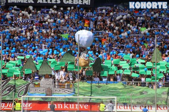 Gute Stimmung beim Heimspiel gegen Halle.<br />    <button type=