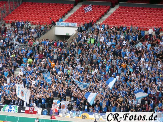 Kickers Fans beim Spiel gegen den BVB.<br />    <button type=