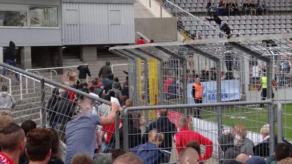 Vorfälle beim Amateurderby im August 2014. Alle Fanfotos des Derbys gibt es oben in der Galerie.<br />    <button type=