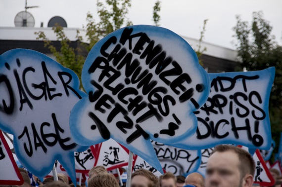Nach dem Polizeieinsatz in der Nordkurve fordern Schalke-Fans die Einführung der Kennzeichnungspflicht.<br />    <button type=