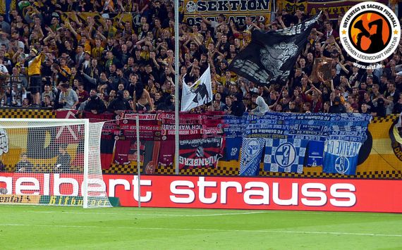 Nicht nur diese Schalke-Fanartikel wurden beim Pokalspiel von Dynamo-Fans präsentiert.<br />    <button type=