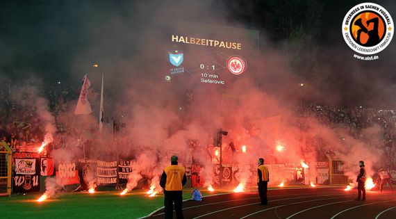Auch in der neuen Saison wird es nach der Pyroaktion im Pokal bei Viktoria Berlin wieder eine DFB-Strafe für Eintracht Frankfurt geben.<br />    <button type=