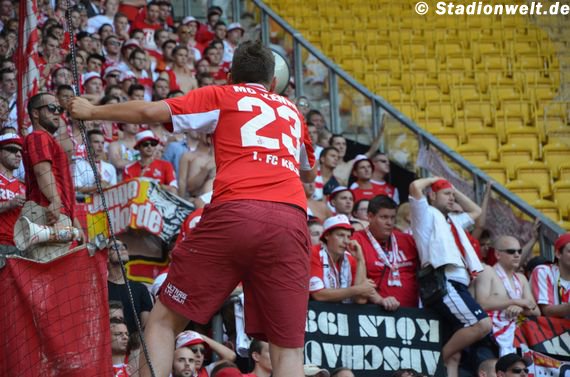 In der letzten Saison mussten die FC-Fans zum ersten Auswärtsspiel nach Dresden. Auch hier rief die Horde zum Trikottragen auf.<br />    <button type=