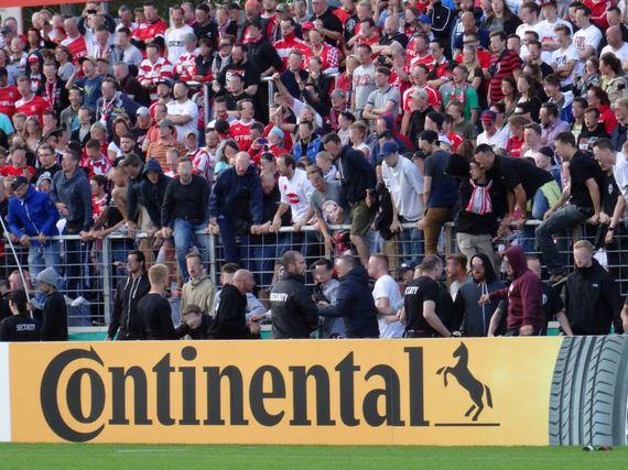 Erste Fortuna-Fans haben jetzt Stadionverbot erhalten. Alle Bilder des Spiels gibt es oben in der Galerie. Bild: Bild: Würzburger Expertenrunde