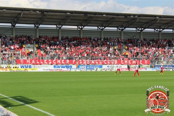 Die HFC-Fankurve beim Spiel gegen die Stuttgarter Kickers am vergangenen Samstag.<br />    <button type=