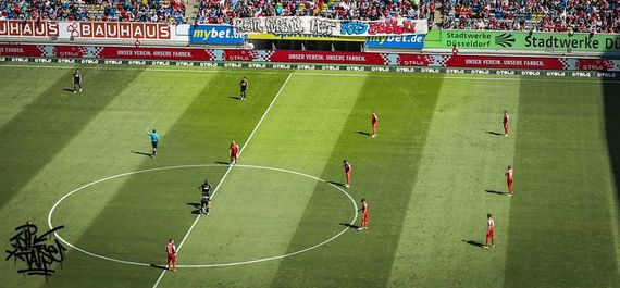 Spruchband der Fortuna Fans beim Spiel gegen den KSC.<br />    <button type=