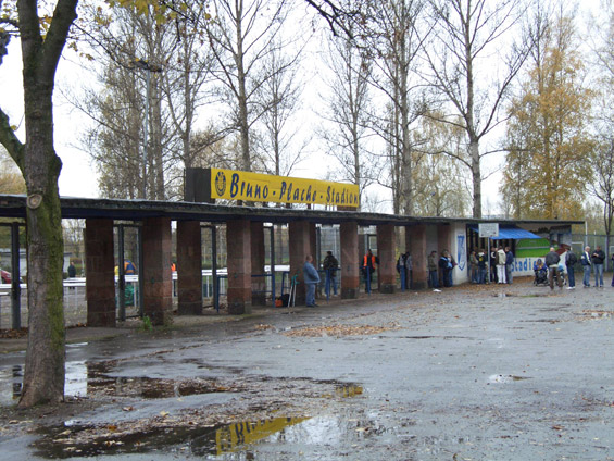 Die Sachbeschädigungen wurden nachts rund um das Bruno-Plache-Stadion begangen.<br />    <button type=
