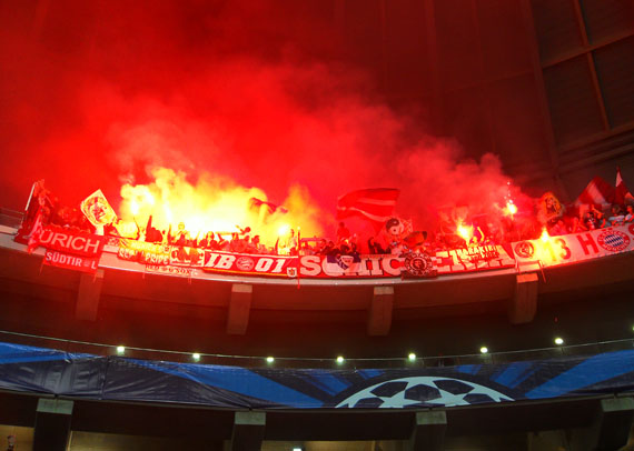 Pyroaktion der Bayern-Fans beim Champions League Spiel in Lille.<br />    <button type=