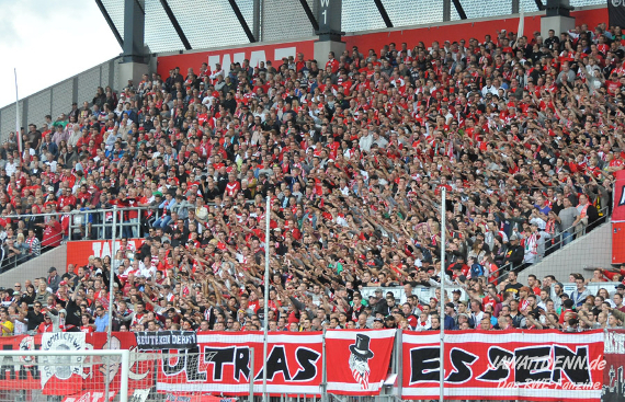 Die Ultras Essen beim Spiel gegen Alemannia Aachen.<br />    <button type=