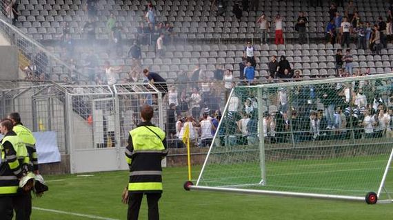 Vorfälle beim Amateurderby im August 2014. Alle Fanfotos des Derbys gibt es oben in der Galerie.<br />    <button type=