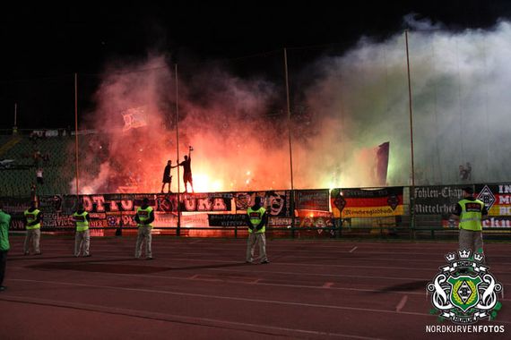 Gladbach-Fans in Sarajevo. Alle Fanfotos des Hinspiels inklusive der besagten Choreo der Horda Zla gibt es oben in der Galerie.<br />    <button type=