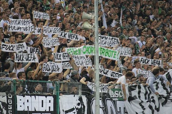 Fuck UEFA-Spruchband der Mönchengladbacher Fans<br />    <button type=