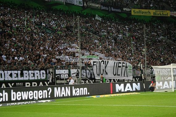 Fuck UEFA-Spruchband der Mönchengladbacher Fans<br />    <button type=