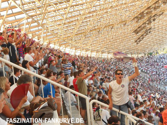 Nicht nur in der Fankurve wurde Hajduk nach vorne gebrüllt. Alle Fanfotos des Spiels gibt es oben in der Galerie.<br />Bild: Faszination Fankurve“><figcaption>Nicht nur in der Fankurve wurde Hajduk nach vorne gebrüllt. Alle Fanfotos des Spiels gibt es oben in der Galerie.<br />Bild: Faszination Fankurve</figcaption></figure>
            </div>

                    </article>

                <section class=