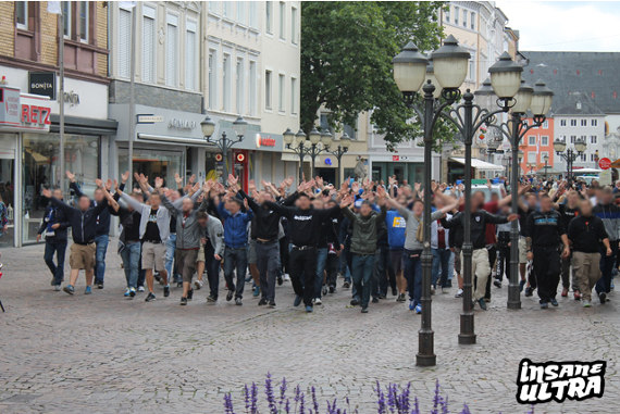 Insane Ultrà beim Pokalspiel gegen Freiburg am vergangenen Wochenende.<br />Bild. Insane Ultra”><figcaption>Insane Ultrà beim Pokalspiel gegen Freiburg am vergangenen Wochenende.<br />Bild. Insane Ultra</figcaption></figure>
                </div>
                
                <!-- YouTube (Meta-Feld) -->
                
            </div>
        </article>

                <script>
        (function() {
            var root = document.querySelector('.ff-single-news-gallery');
            if (!root) return;
            var slides = root.querySelectorAll('.ff-single-news-gallery-slide');
            var dots = root.querySelectorAll('.ff-single-news-gallery-dot');
            var prev = root.querySelector('.ff-single-news-gallery-prev');
            var next = root.querySelector('.ff-single-news-gallery-next');
            var n = slides.length;
            if (n < 2) return;
            var i = 0;
            function closeAllImgInfo() {
                root.querySelectorAll('.ff-fv-img-info-host.is-info-open').forEach(function(host) {
                    host.classList.remove('is-info-open');
                    var b = host.querySelector('.ff-fv-img-info-btn');
                    var p = host.querySelector('.ff-fv-img-info-panel');
                    if (b) b.setAttribute('aria-expanded', 'false');
                    if (p) p.setAttribute('aria-hidden', 'true');
                });
            }
            function show(idx) {
                closeAllImgInfo();
                i = ((idx % n) + n) % n;
                for (var s = 0; s < n; s++) {
                    if (s === i) slides[s].removeAttribute('hidden'); else slides[s].setAttribute('hidden', '');
                }
                for (var s = 0; s < dots.length; s++) {
                    dots[s].classList.toggle('is-active', s === i);
                    dots[s].setAttribute('aria-selected', s === i ? 'true' : 'false');
                }
            }
            if (prev) prev.addEventListener('click', function() { show(i - 1); });
            if (next) next.addEventListener('click', function() { show(i + 1); });
            for (var d = 0; d < dots.length; d++) {
                (function(di) { dots[di].addEventListener('click', function() { show(di); }); })(d);
            }
        })();
        </script>
        
        <!-- Kommentare -->
                <section class=