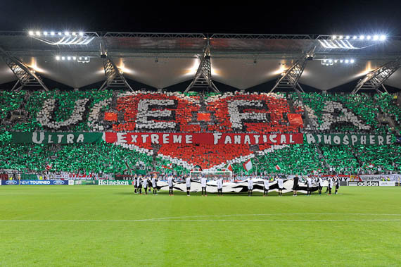 Choreo der Legia-Fans in der vergangenen Saison beim Champions League Spiel Steaua Bukarest.<br />Bild: legionisci.com“><figcaption>Choreo der Legia-Fans in der vergangenen Saison beim Champions League Spiel Steaua Bukarest.<br />Bild: legionisci.com</figcaption></figure>
            </div>

                    </article>

                <section class=