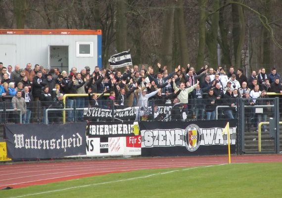 Die Szene WAT vertritt ihr Team auch auswärts lautstark.<br />Bild: Bastian Trojahn “><figcaption>Die Szene WAT vertritt ihr Team auch auswärts lautstark.<br />Bild: Bastian Trojahn </figcaption></figure>
                </div>
                
                <!-- YouTube (Meta-Feld) -->
                
            </div>
        </article>

                <script>
        (function() {
            var root = document.querySelector('.ff-single-news-gallery');
            if (!root) return;
            var slides = root.querySelectorAll('.ff-single-news-gallery-slide');
            var dots = root.querySelectorAll('.ff-single-news-gallery-dot');
            var prev = root.querySelector('.ff-single-news-gallery-prev');
            var next = root.querySelector('.ff-single-news-gallery-next');
            var n = slides.length;
            if (n < 2) return;
            var i = 0;
            function closeAllImgInfo() {
                root.querySelectorAll('.ff-fv-img-info-host.is-info-open').forEach(function(host) {
                    host.classList.remove('is-info-open');
                    var b = host.querySelector('.ff-fv-img-info-btn');
                    var p = host.querySelector('.ff-fv-img-info-panel');
                    if (b) b.setAttribute('aria-expanded', 'false');
                    if (p) p.setAttribute('aria-hidden', 'true');
                });
            }
            function show(idx) {
                closeAllImgInfo();
                i = ((idx % n) + n) % n;
                for (var s = 0; s < n; s++) {
                    if (s === i) slides[s].removeAttribute('hidden'); else slides[s].setAttribute('hidden', '');
                }
                for (var s = 0; s < dots.length; s++) {
                    dots[s].classList.toggle('is-active', s === i);
                    dots[s].setAttribute('aria-selected', s === i ? 'true' : 'false');
                }
            }
            if (prev) prev.addEventListener('click', function() { show(i - 1); });
            if (next) next.addEventListener('click', function() { show(i + 1); });
            for (var d = 0; d < dots.length; d++) {
                (function(di) { dots[di].addEventListener('click', function() { show(di); }); })(d);
            }
        })();
        </script>
        
        <!-- Kommentare -->
                <section class=