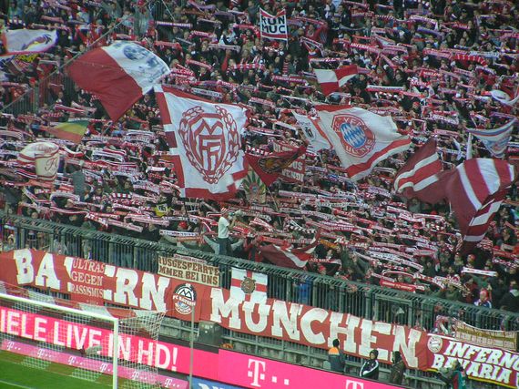 Ins Stadion hinter die Inferno Bavaria Zaunfahne durfte der Bayern-Ultrà zu der Zeit der Vorfälle nicht<br />    <button type=