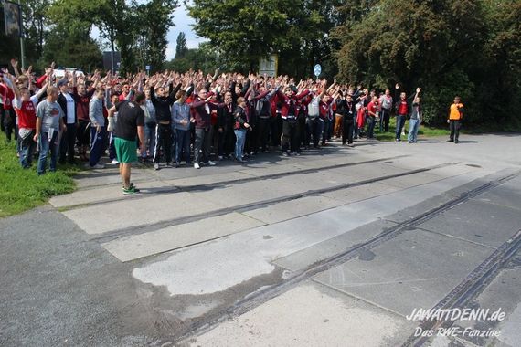 An einem Montag dürften weniger RWE-Fans den Weg nach Rödinghausen finden.<br />    <button type=