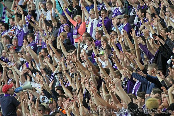 Aue-Fans beim Gastspiel in Leipzig.<br />    <button type=