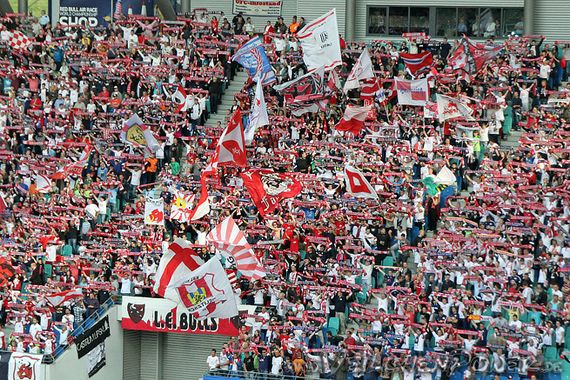 Die Leipziger Zuschauer beim Spiel gegen Aue.<br />    <button type=