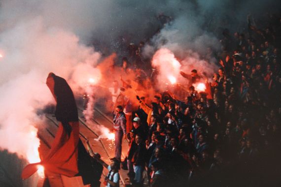 Pyrotechnik war in Anfangszeiten bei Hools, Ultras und Kutten beliebt. Und auch die Ordner hatten keine Einwände.<br />    <button type=