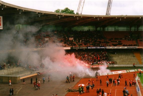 Pyrotechnik beim Auswärtsspiel auf der anderen Rheinseite in Köln.<br />    <button type=