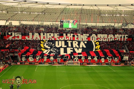 Choreografie nach 25 Jahren Ultramanie in Leverkusen beim vergangenen Heimspiel. Wer hätte das vor 25 Jahren gedacht.<br />    <button type=