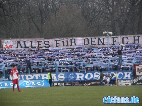 Hans-Fans im Gästeblock in Chemnitz.<br />    <button type=