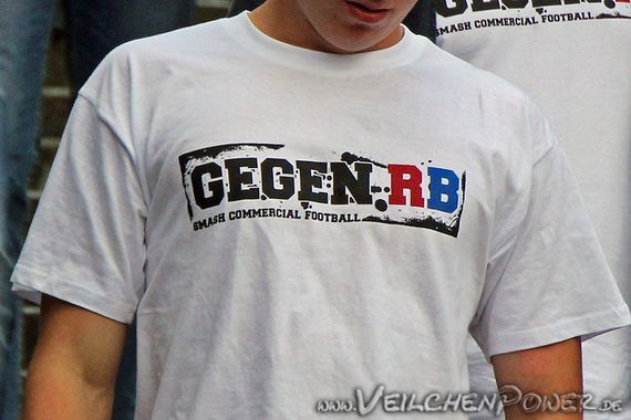 Aue-Fans mit diesem T-Shirt wurden in Leipzig nicht ins Stadion gelassen. Morgen wird dies wohl wieder so sein.<br />    <button type=
