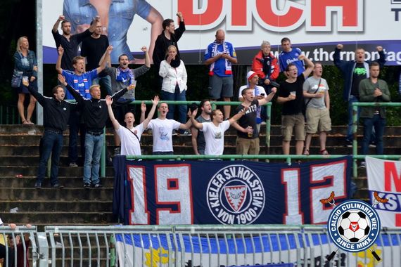 Holstein-Fans beim Spiel in Erfurt.<br />    <button type=