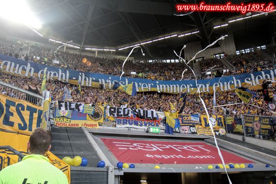 Spruchband der Braunschweiger Fans gegen RB Leipzig beim Spiel in Düsseldorf.<br />    <button type=