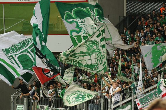 Werder-Fans beim gestrigen Spiel in Leverkusen<br />    <button type=