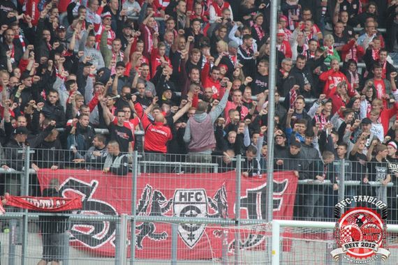 Die Auswärtszaunfahne der Saalefront beim Spiel gegen die Amateure vom VfB Stuttgart. <br />    <button type=