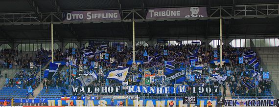 Die Mannheimer-Fankurve beim Spiel gegen Saarbrücken.<br />    <button type=